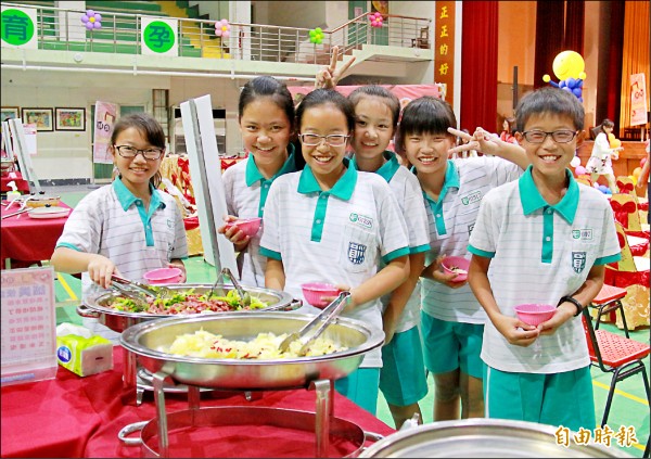 員林國小學生對於比賽活動的營養午餐，覺得美味又可口，吃得很開心。（記者陳冠備攝）