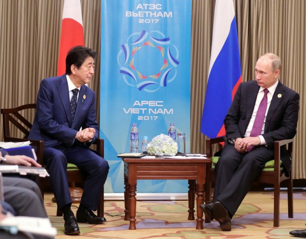 安倍與普庭在昨日進行會談。(路透) 安倍與普庭在昨日進行會談。(路透)