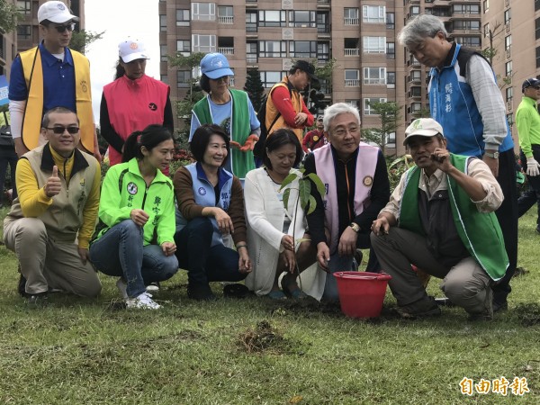 國際扶輪3522區今早於淡水公八防災公園舉辦植樹活動。（記者葉冠妤攝）