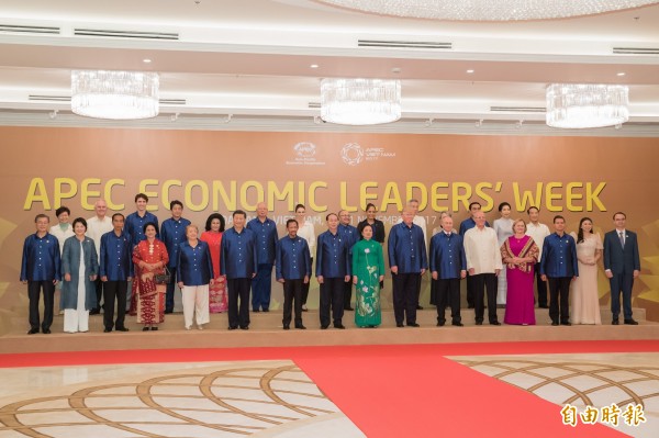 APEC峰會，領袖穿著越南特製服「和平」亮相；圖後排右一為台灣領袖特使宋楚瑜。（資料照，記者呂伊萱攝）
