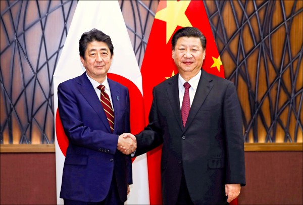 日本首相安倍晉三與中國國家主席習近平十一日在越南峴港舉行雙邊會談（美聯社）