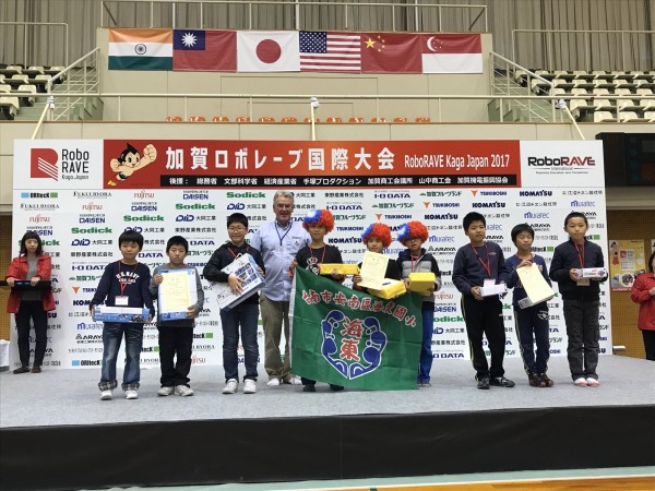 台南市海東國小同學參加國小組Jousting（騎士）獲得第一名，上台領獎。（海東國小提供）