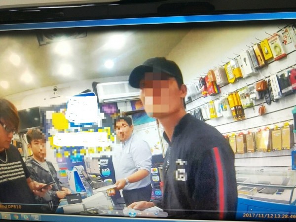 23歲徐姓男子涉嫌潛入手機店，將6支IPHONE高價手機等搜刮一空，臨走前還拆下監視器主機泡水滅證，行徑十分可惡。（記者廖雪茹翻攝）