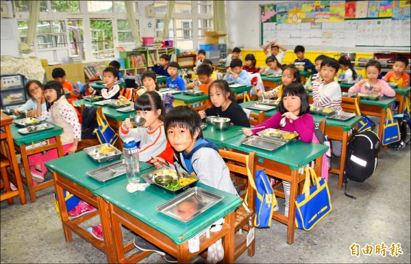 中壢青埔國小學童享用米其林級營養午餐，學童們吃得津津有味。（記者李容萍攝）