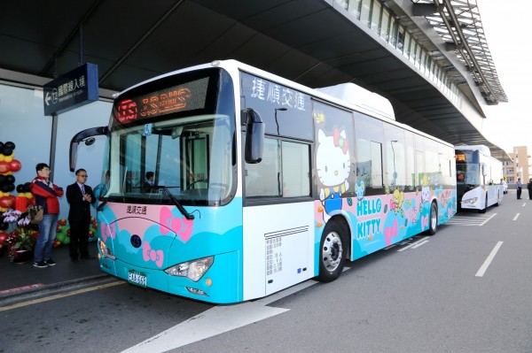 中市電動公車數量全國最多，市府將繼續鼓勵客運業者採用。（圖由交通局提供）