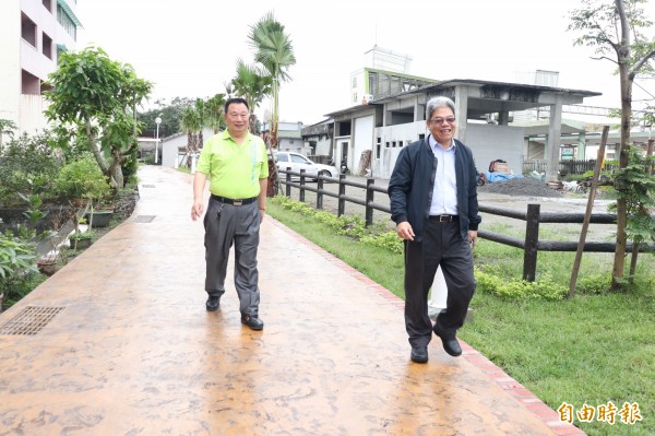 頭城鎮公所爭取經費在頭城火車站2側建置景觀步道，近期完工驗收，希望讓髒亂點煥然一新，也成為學生上下學通行的捷徑便道。（記者林敬倫攝）