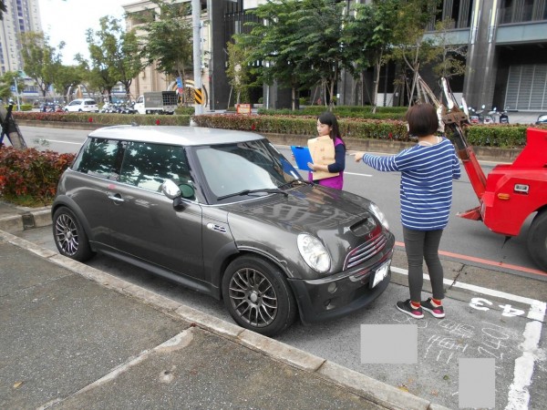 行政執行署新北分署對積欠停車費車輛進行強制查封，不乏Benz、Audi及Mini Cooper等名車。（新北分署提供）