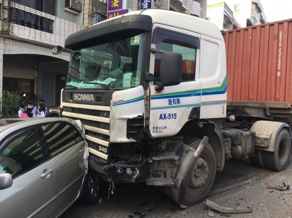 永康崑山國小林姓學務主任開車戴4名學生參加音樂賽，在新營市區遭聯結車追撞，4生受傷送醫檢查。（記者王涵平翻攝）