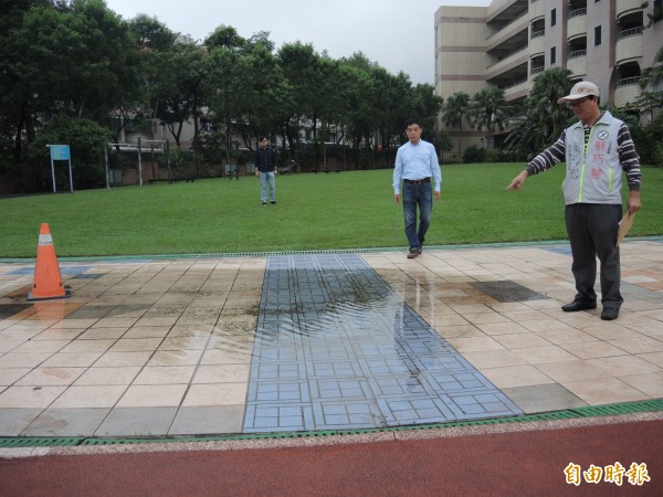 昌福國小區校區內多處凹陷，影響師生活動空間。（記者翁聿煌攝）