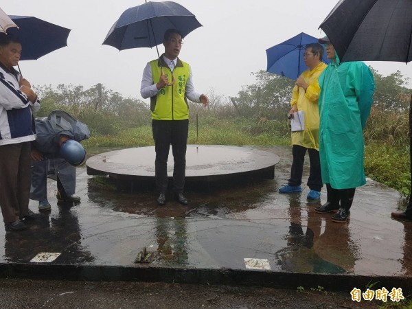 民進黨基隆市議員張錦煌辦理球子山燈塔會勘，張錦煌特助張秉鈞（中）督促市府工務處應該加速規劃，讓民眾的期待早日完成。（記者俞肇福攝）