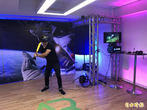 運用VR技術建置的棒球練習場。（記者陳昀攝）