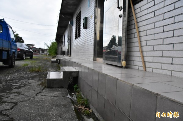 宜蘭縣10月14日逢豪大雨，冬山鄉武淵村十餘戶住戶受災，即使地基已墊高50公分，屋內仍進水，高度達30公分。（記者張議晨攝）