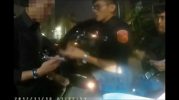 自稱禮儀公司少東王姓男子持毒被保大特警查獲，他辯稱長期沉浸生離死別壓力大才染毒，警方將他移送法辦。（記者黃良傑翻攝）