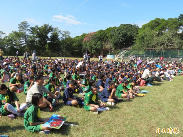 台中市國小幼童軍聯團活動於大肚環保公園展開，讓小朋友體驗過去大肚王國場景。（記者蘇金鳳攝）