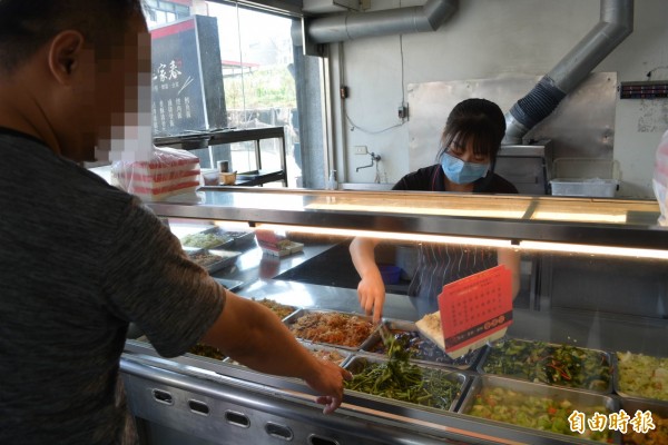 花壇鄉許多開設早、午餐的店家，串聯提供愛心餐給三餐不繼的街友、獨居老人等弱勢族群，愛心不打烊。（記者湯世名攝）