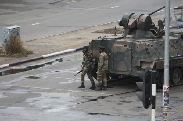 辛巴威首都哈拉雷（Harare）在當地時間15日清晨驚傳軍事政變，大量坦克開進首都。（美聯社）