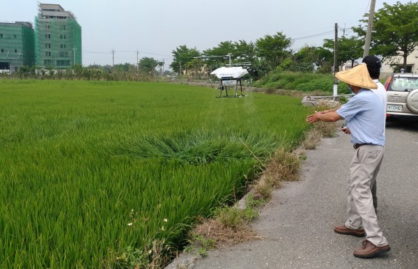 明道大學測試雲端監控系統，並在水稻田進行無人機試飛作業。（明道大學提供）