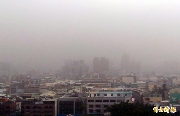 台南市今天的空氣品質糟透了！上午天空霧茫茫一片。（記者蔡文居攝）