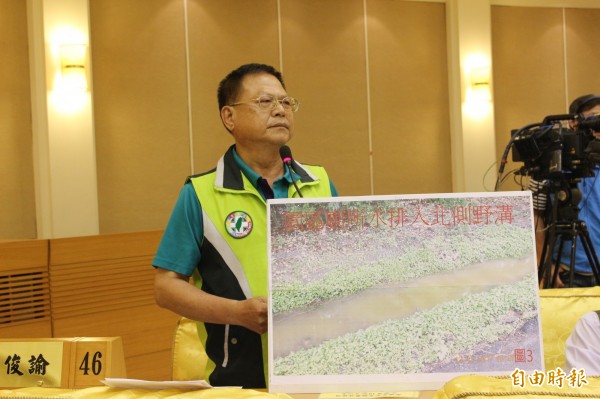 縣議員李俊諭揭露溪州公園公園區廁所污水排入野溝，野溝污濁飄臭味。（記者張聰秋攝）