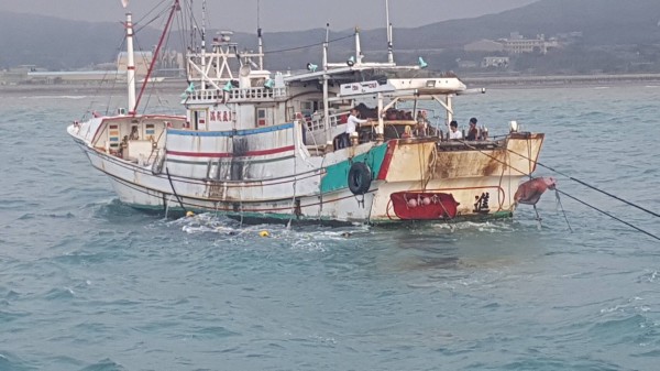 澎湖外垵漁港籍「「吉合進」號漁船，在苗栗白沙屯外1浬處近岸違規拖網捕撈。（記者歐素美翻攝）