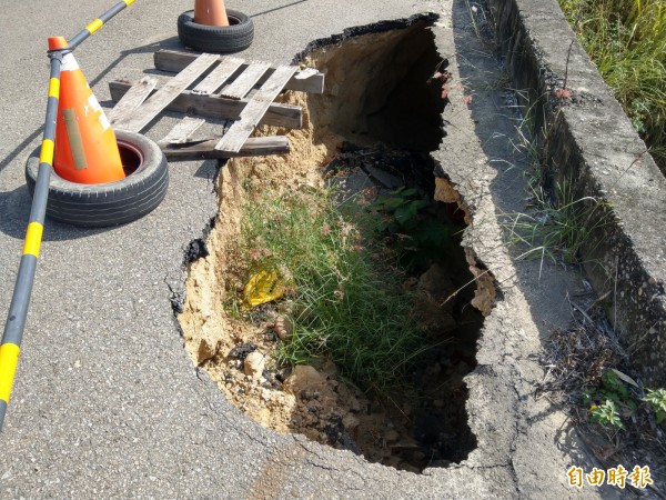 苗栗縣苑裡鎮蕉埔里十二鄰道路破損狀似台灣，有人說有趣，在地人卻無奈5個月了仍不修好。（記者蔡政珉攝）