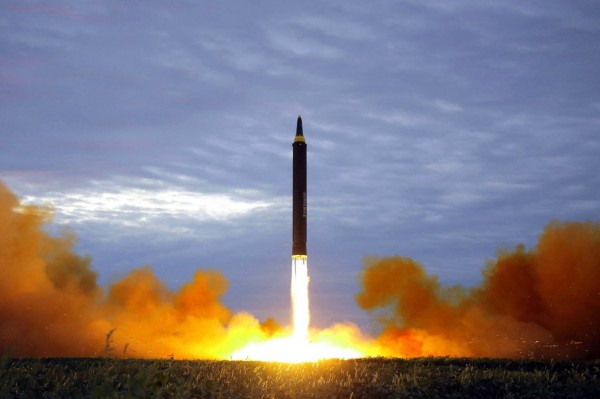 南韓認為，北韓暫停飛彈挑釁，主要是財政窘困。圖為北韓「火星12型」彈道飛彈。（美聯社檔案照）