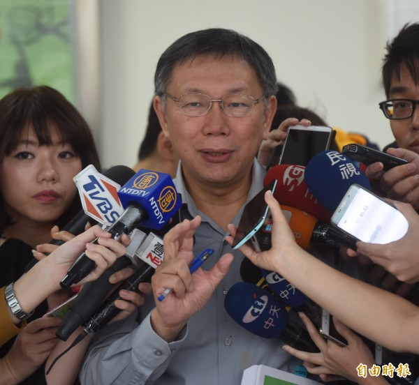 台北市長柯文哲18日出席首長策勵營，直言發重陽敬老金是不對的，但在台灣社會每個縣市都在發，「那就是直接買票、討好選民」。（記者簡榮豐攝）