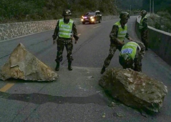 西藏連續出現40起餘震，造成部分路段坍方。（圖取自解放軍報）