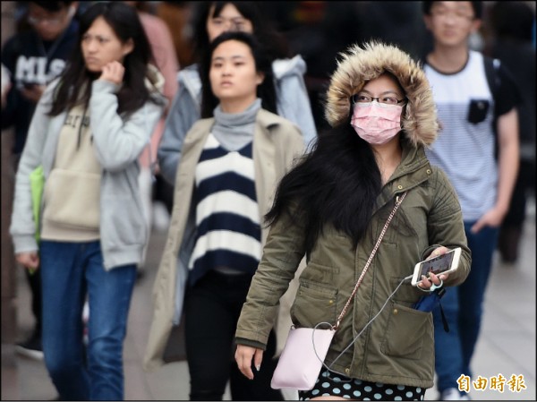 東北季風增強，台北街頭民眾明顯感受到天氣變化。（記者廖振輝攝）