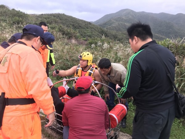 許姓釣客幸運獲救，被空勤總隊直升機救上岸，轉送長庚醫院救治。（記者林嘉東翻攝）