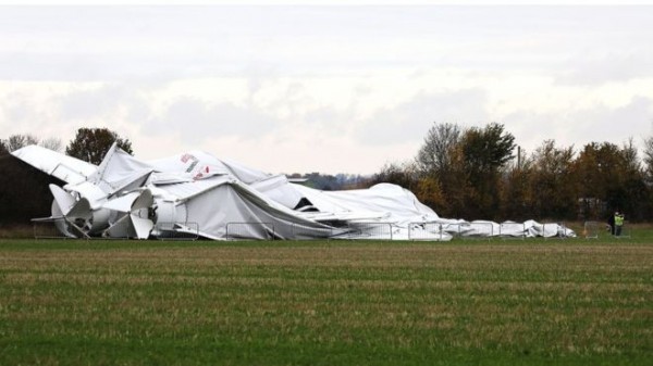 全世界最大的飛艇「Airlander 10」在英國貝德福德郡停留時脫離了停泊塔因而墜毀。（圖擷取自《BBC》）