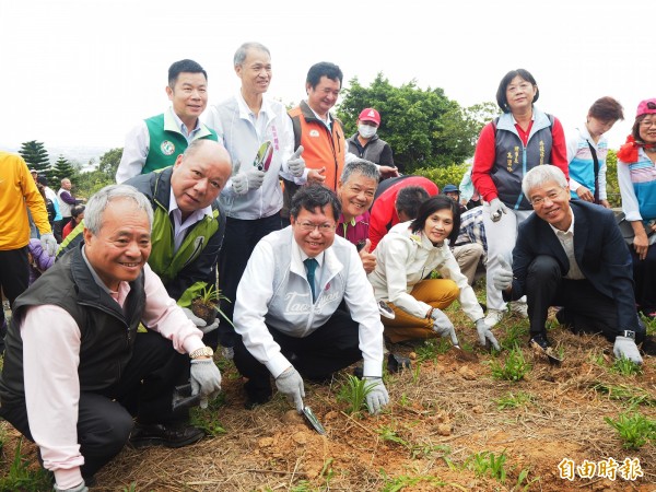 蘆竹區長褚春來（前排右一）在里民聯誼活動表達參選市議員意願，結果被桃園市政府記申誡；圖為上週的「野百合復育」活動。（資料照，記者陳昀攝）