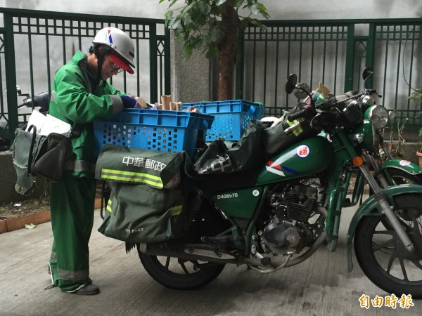 國營事業一向被視為「鐵飯碗」，每回招考總吸引大批考生參加，但唯獨中華郵政「不定期招考」且「不知何時報到」，讓考生捉備感困擾。（記者陳宜加攝）