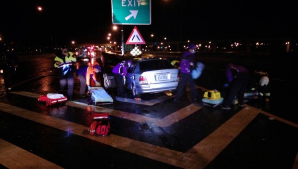 台66線東向17.7K自小客車自撞護欄，造成4人送醫，其中駕駛送醫不治。（記者李容萍翻攝）