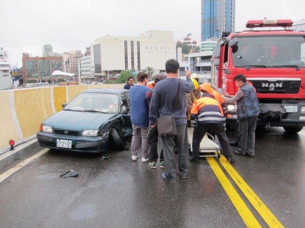 徐姓女子駕駛SOLIO行經基隆東岸高架橋，失控駛入南下車道與TEＲCEL對撞受創，輪胎掉落。（記者林嘉東翻攝）