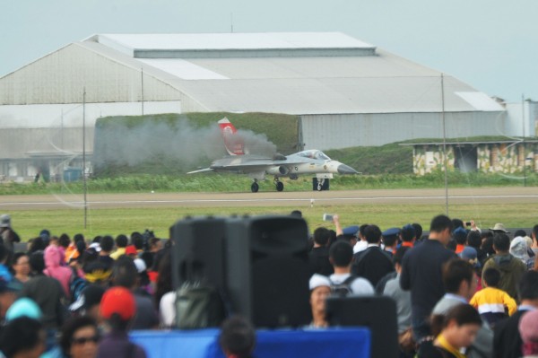 空軍官員指出，戰機在進場航道上疑似遭鳥擊而發電機失效。（中央社）