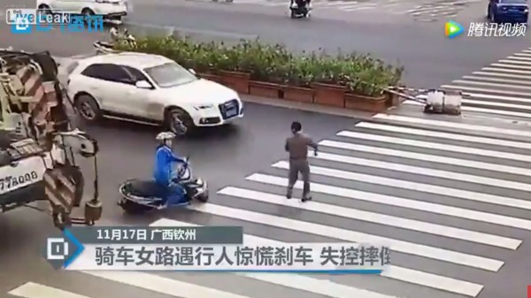 中國廣西日前發生一起相當痛心的死亡車禍，一名女騎士為閃避一名行人而緊急煞車，卻不慎失控打滑，遭一旁的吊車輾斃，而目睹一切的行人卻僅冷冷地回頭看了一眼就離開。（圖擷自YouTube）