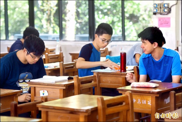 受少子化與考招趨勢影響，106學年指考報名人數創歷年新低。（資料照，記者簡榮豐攝）