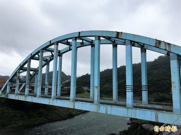 基隆市八堵鐵橋外觀鏽蝕斑駁，民眾看了直搖頭，認為影響市容。（記者林欣漢攝）