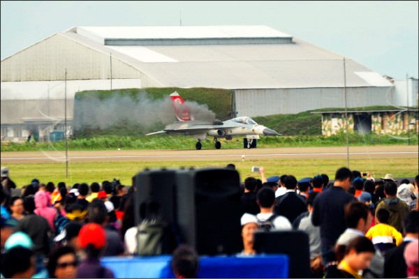 新竹空軍基地昨舉行開放預演活動，一架IDF戰機因左側發電機失效、戰機冒出陣陣黑煙，幸人機皆平安落地。（中央社）