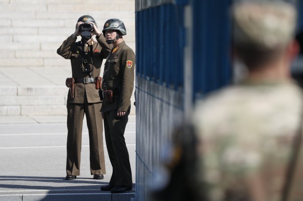 南韓軍方人士透露，為了喚醒北韓士兵，軍方在重症病房中一直播放南韓歌曲和電視節目。圖為板門店北韓士兵。（歐新社）