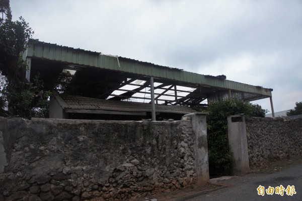 篤行十村為日治建築，大多數為木構屋舍，如今殘破不已。（記者劉禹慶攝）