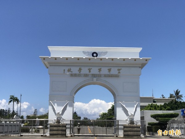 高雄岡山空軍官校男女廁所整建，惹出女師爭女廁空間遭批「破壞團結」非議。（記者蘇福男攝）