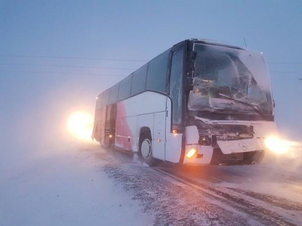 搭載台灣遊客的巴士追撞除雪車後車頭受損。（圖擷取自冰島Visir新聞網站）