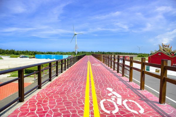 市府力推自行車道建構，圖為濱海堤頂自行車道。（中市觀旅局提供）