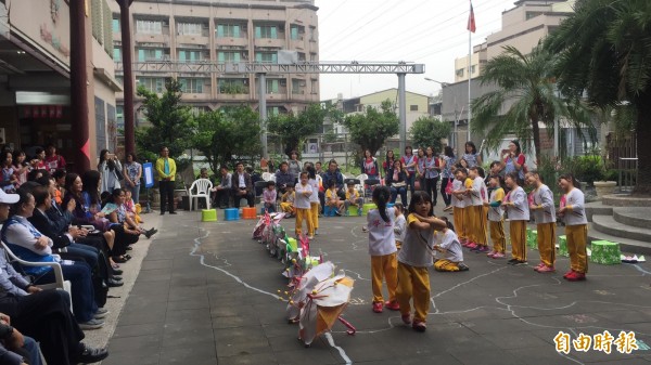 與會人員參訪屏東市學正幼兒園，小朋友表演客家樂舞。（記者羅欣貞攝）