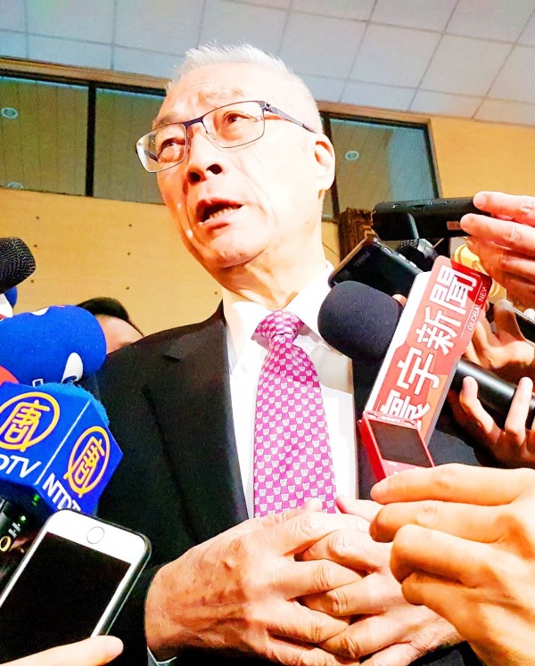 
Chinese Nationalist Party （KMT） Chairman Wu Den-yih talks to reporters in Taipei yesterday.
Photo: Liu Hsin-de, Taipei Times