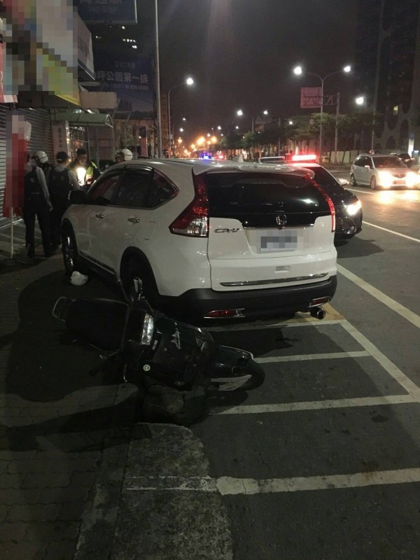 休旅車凌晨逆向撞機車。（記者蔡清華翻攝）