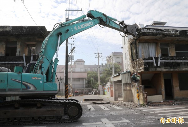 安南區的大同平價住宅今日在市府人員及里民的見證下，啟動拆除的第一步。（記者邱灝唐攝）
