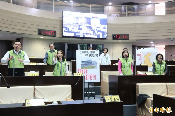 民進黨南投縣議會黨團日前針對南投縣政府推動的沙雕公園與步道橋梁設施提出質詢，詎料卻與縣長林明溱爆發激烈口角。（記者劉濱銓攝）